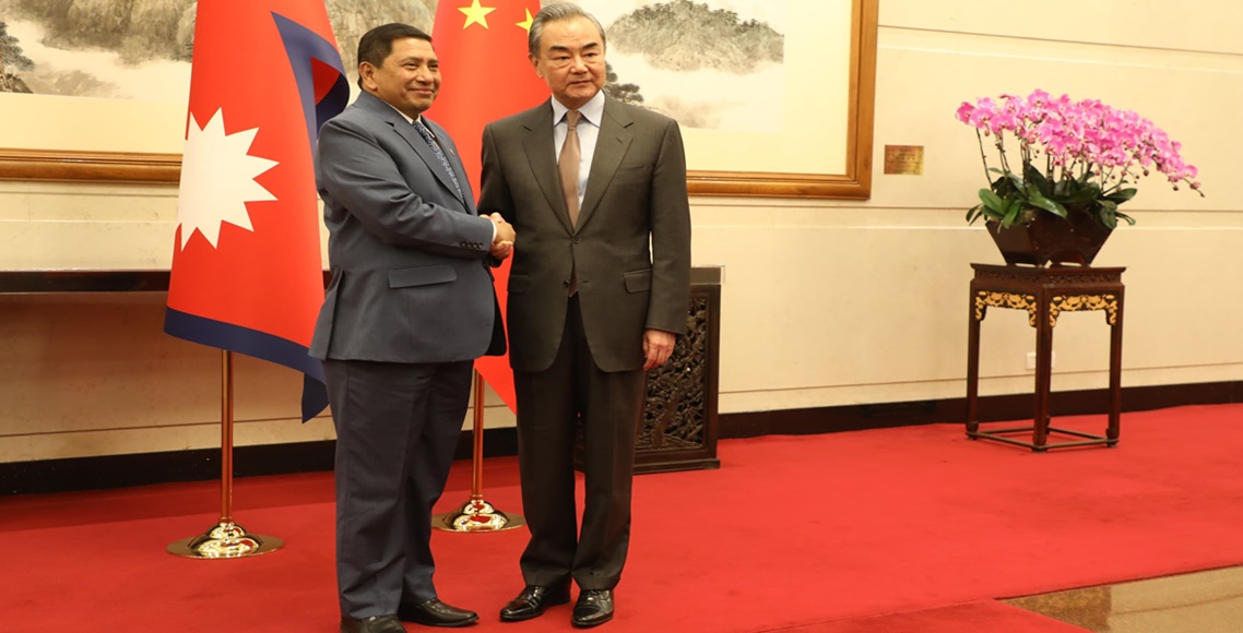 चीनको औपचारिक भ्रमणमा रहेका उपप्रधानमन्त्री एवम् परराष्ट्रमन्त्री नारायणकाजी श्रेष्ठ र चिनियाँ विदेशमन्त्री वाङ यीबीच बेइजिङको स्टेट गेस्ट हाउसमा भएको द्विपक्षीय भेटवार्ता । तस्बिर : अशोक घिमिरे/रासस