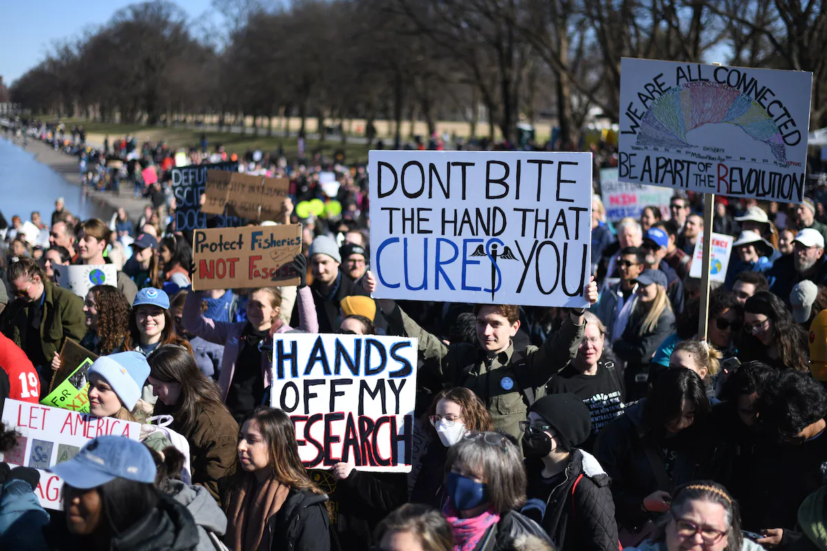 मार्च ७ मा लिंकन मेमोरियलमा सार्वजनिक हितको आधारको रूपमा विज्ञानको रक्षा गर्न प्रदर्शनकारीहरू जम्मा भए। (एस्ट्रिड रिकेन/द वाशिङ्टन पोस्टको लागि)